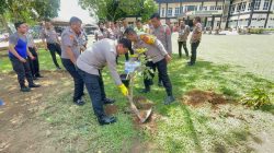 Polres Dharmasraya dan Karo Ops Polda Sumbar Tanam Pohon Kelengkeng, Dukung Program Green Policing